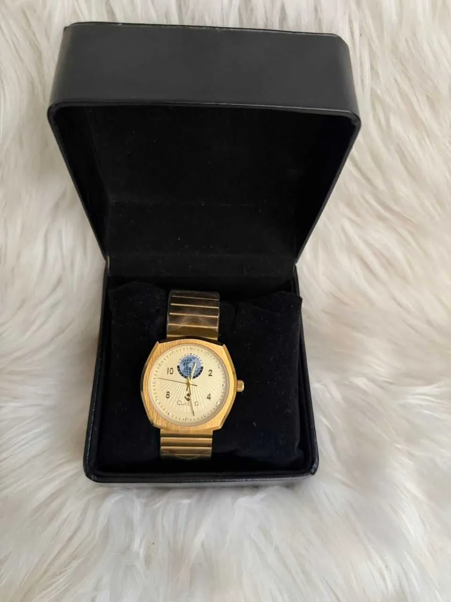 Gold Vintage Square Analog Watch